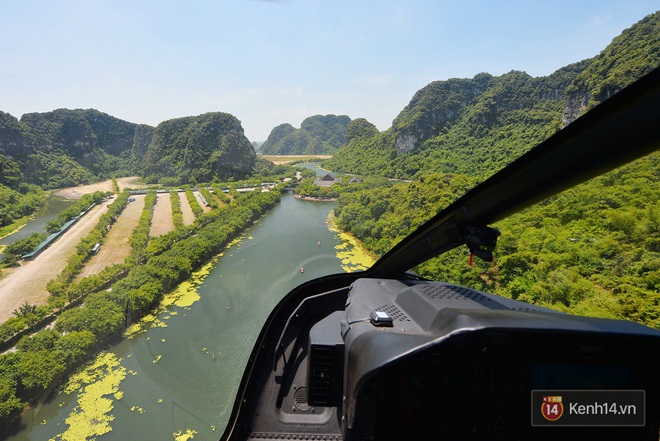 Đi Tràng An bằng máy bay: những vị khách đầu tiên đã được bay thử nghiệm ngắm cố đô trên trực thăng - Ảnh 8.