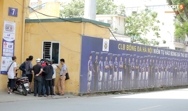 Mở bán vé xem Quang Hải so tài Văn Toàn vào giờ đi làm, dân phe lại đông hơn CĐV - Ảnh 1.