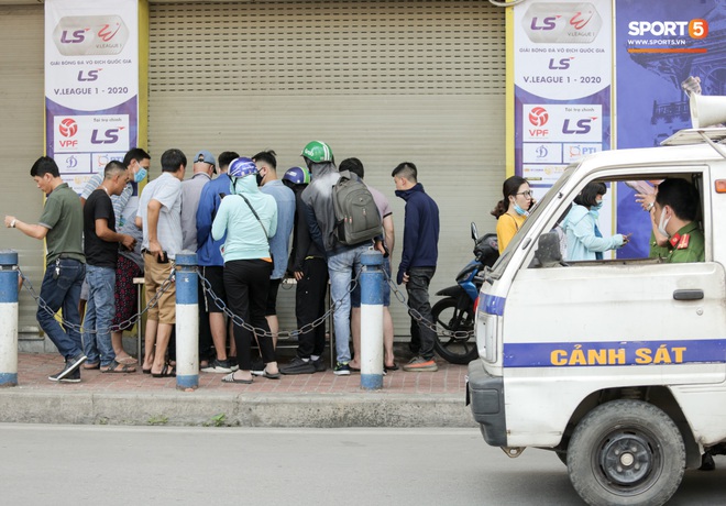 Mở bán vé xem Quang Hải so tài Văn Toàn vào giờ đi làm, dân phe lại đông hơn CĐV - Ảnh 8.