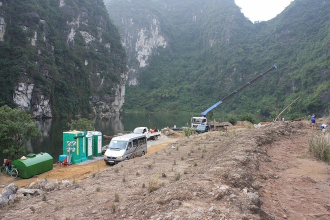 6 hành động quấy rối thần tượng kì dị ở hậu trường: Mướn thuyền lạc trôi giữa biển, chui vào cả miệng máy xúc? - Ảnh 14.