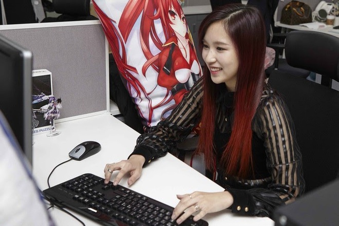 Chịu chơi như nữ idol Mina (Twice), đầu tư hẳn dàn PC cực xịn để rảnh tay thì cày game - Ảnh 1.