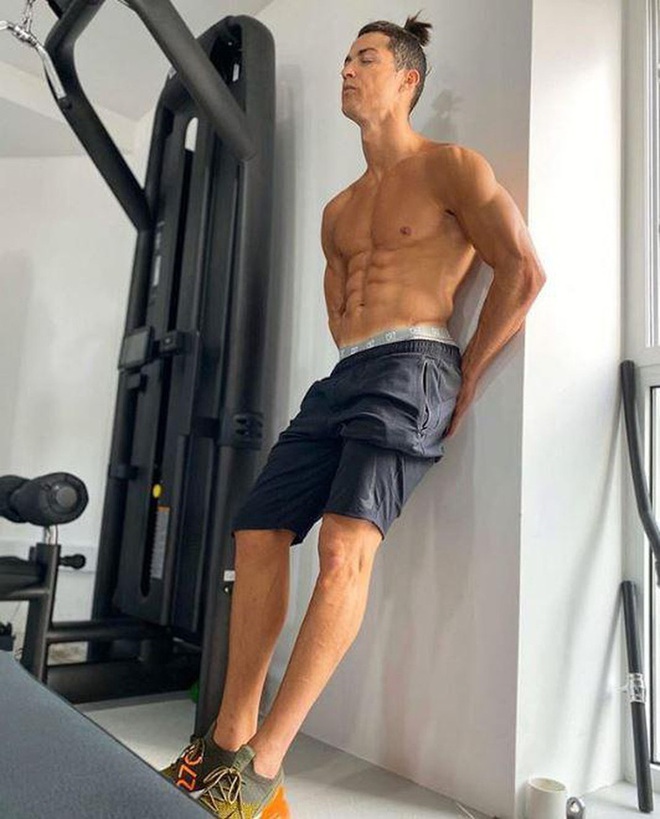 Choáng trước số tiền Ronaldo kiếm được mỗi năm từ trang Instagram có 222 triệu người theo dõi: Tính sơ sơ đã hơn 1.200 tỷ, vượt cả tiền lương đá bóng - Ảnh 2.