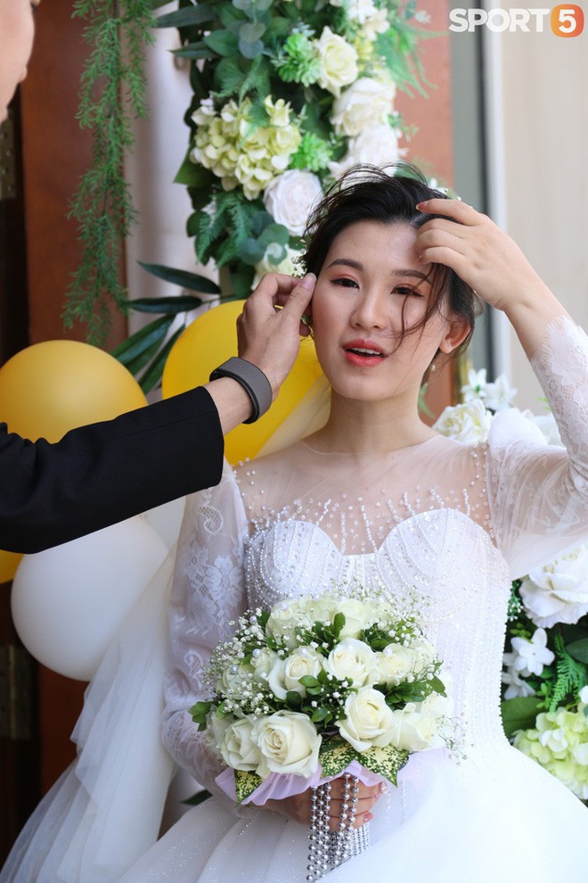 Khoảnh khắc Gấu chăm vợ từng chút một khiến fan rụng tim: Đừng lo, từ giờ đã có anh ở đây! - Ảnh 3.