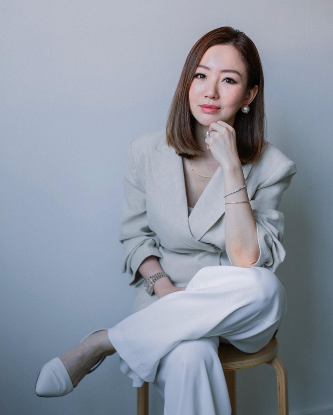 N&agrave;ng CEO chia sẻ 2 c&ocirc;ng thức gi&uacute;p chị em c&ocirc;ng sở l&ecirc;n level mặc đẹp: Đồ basic kh&ocirc;ng thể thiếu, những l&uacute;c cần hở phải thật tinh tế - Ảnh 7.
