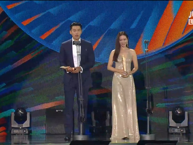 Cameraman tại Baeksang tự soi luôn tá hint của Hyun Bin - Son Ye Jin: Liếc qua liếc lại, sao đáng nghi quá? - Ảnh 8.