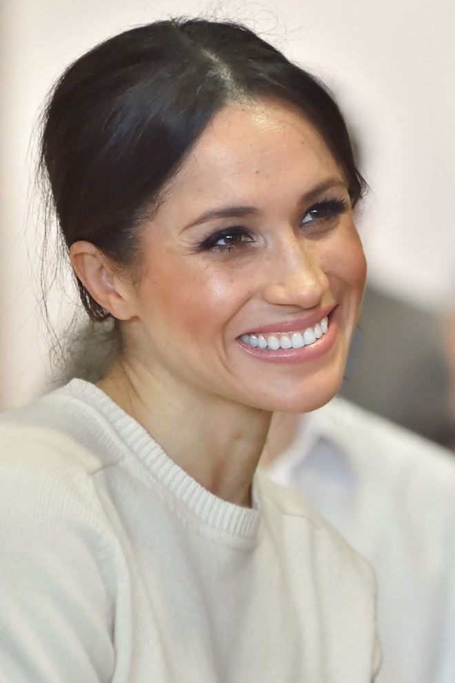 Tưởng sẽ bung xõa nhưng Meghan Markle giờ đây vẫn trung thành với chiêu làm đẹp cộp mác Hoàng gia Anh - Ảnh 1.