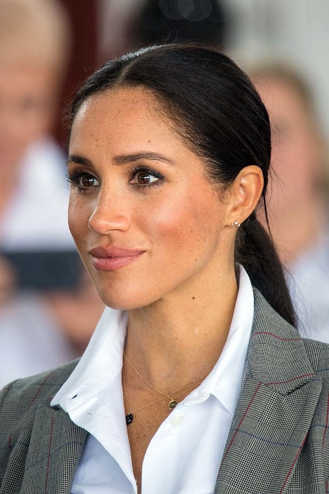 Tưởng sẽ bung xõa nhưng Meghan Markle giờ đây vẫn trung thành với chiêu làm đẹp cộp mác Hoàng gia Anh - Ảnh 4.