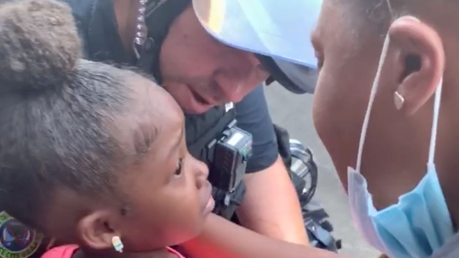 Cảm động hình ảnh chú cảnh sát ôm lấy bé gái da màu đang òa khóc giữa biểu tình sau khi nhận được câu hỏi gây ám ảnh - Ảnh 1.