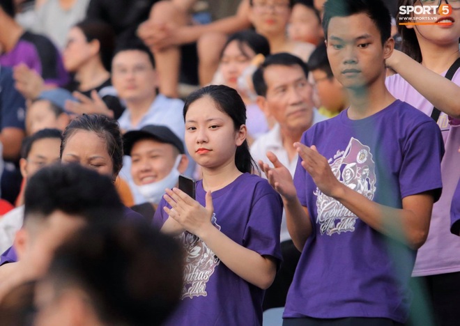 Huỳnh Anh diện áo Quang Hải, nổi bật trong dàn gái xinh cổ vũ trận Hà Nội gặp HAGL - Ảnh 5.