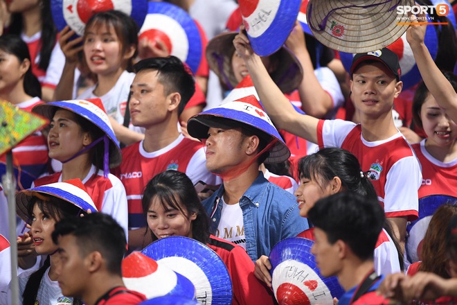 Hình ảnh hiếm gặp: Xuân Trường hòa mình vào hội fan, vẫy nón cổ vũ trận HAGL gặp Hà Nội FC - Ảnh 8.