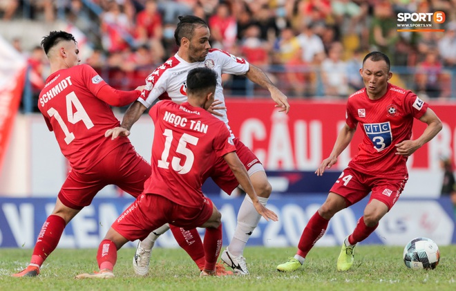 HLV Park Hang-seo gây chú ý khi mang bình nước hình chim cánh cụt đi xem bóng đá - Ảnh 6.