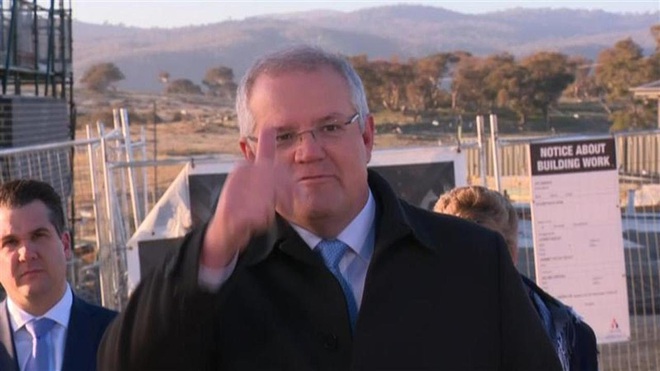 Dẫm lên bãi cỏ mới trồng, Thủ tướng Úc bị người dân nhắc nhở trên sóng truyền hình trực tiếp - Ảnh 3.