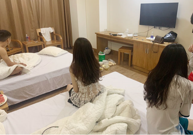 Bắt 3 cô gái trẻ vào khách sạn cùng 2 nam thanh niên để dùng ma túy - Ảnh 1.