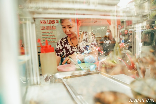 Ngày hè vừa ăn bát miến lươn 30 năm tuổi phố Chân Cầm, vừa nghe bà chủ kể chuyện xưa ôm bụng bầu đi bán rong khắp phố cổ mưu sinh - Ảnh 14.