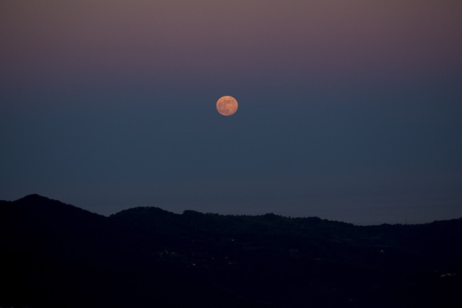 Ngất ngây với một loạt khoảnh khắc về hiện tượng mặt trăng dâu tây hiếm có diễn ra vào đêm qua, rạng sáng nay - Ảnh 15.