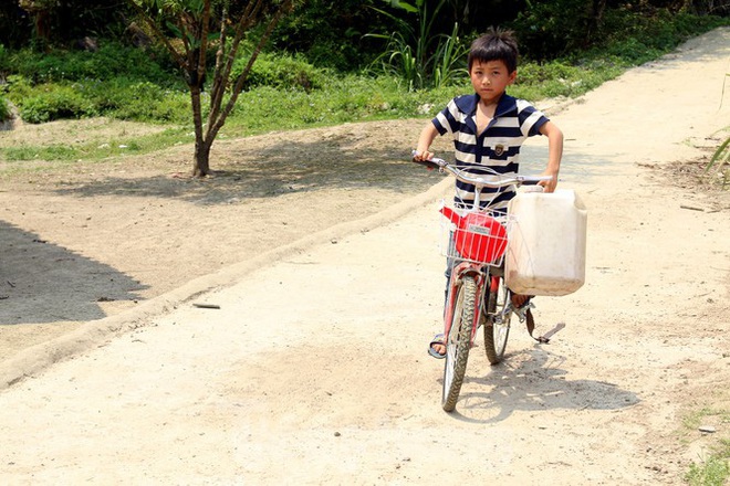 Hạn hán nghiêm trọng, học trò biên giới tan trường lại lặn lội vào rừng tìm nước - Ảnh 5.