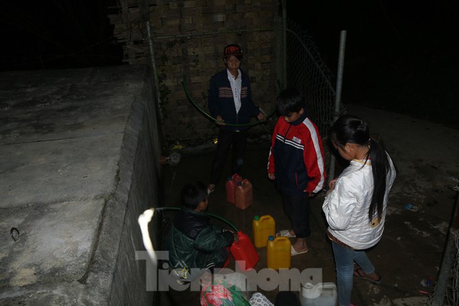 Hạn hán nghiêm trọng, học trò biên giới tan trường lại lặn lội vào rừng tìm nước - Ảnh 6.