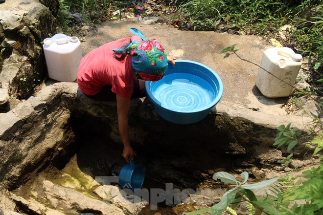 Hạn hán nghiêm trọng, học trò biên giới tan trường lại lặn lội vào rừng tìm nước - Ảnh 8.