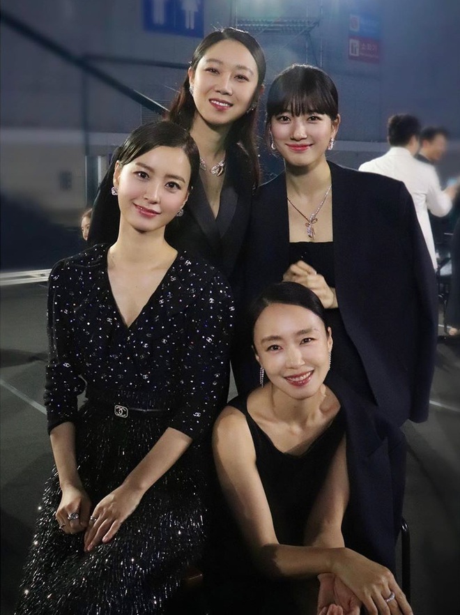 Tứ đại mỹ nhân chung khung hình gây bão tại Baeksang: Suzy đọ sắc với 3 minh tinh quyền lực, nhìn rõ sự khác biệt idol - diễn viên - Ảnh 2.