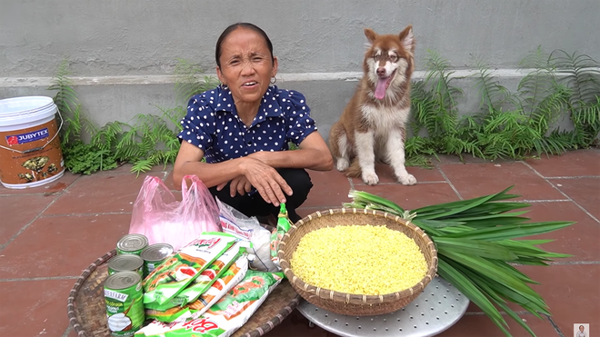 Bà Tân mắc một sai lầm lớn khiến cho mẻ bánh da lợn toang luôn vì bị cứng, tuy nhiên đàn cháu ai cũng khen lấy khen để - Ảnh 1.