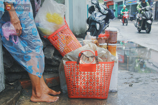 Cụ bà ngồi co ro giữa cơn mưa Sài Gòn để bán từng hủ mắm mưu sinh: "Con nó hết thương ngoại rồi, giờ sống được ngày nào hay ngày đó" - Ảnh 2.