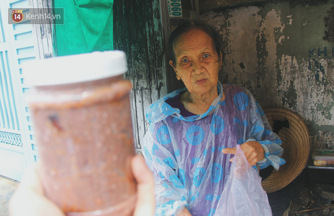 Cụ bà ngồi co ro giữa cơn mưa Sài Gòn để bán từng hủ mắm mưu sinh: Con nó hết thương ngoại rồi, giờ sống được ngày nào hay ngày đó - Ảnh 5.