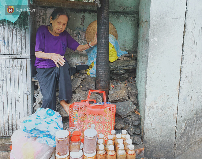 Cụ bà ngồi co ro giữa cơn mưa Sài Gòn để bán từng hủ mắm mưu sinh: "Con nó hết thương ngoại rồi, giờ sống được ngày nào hay ngày đó" - Ảnh 8.