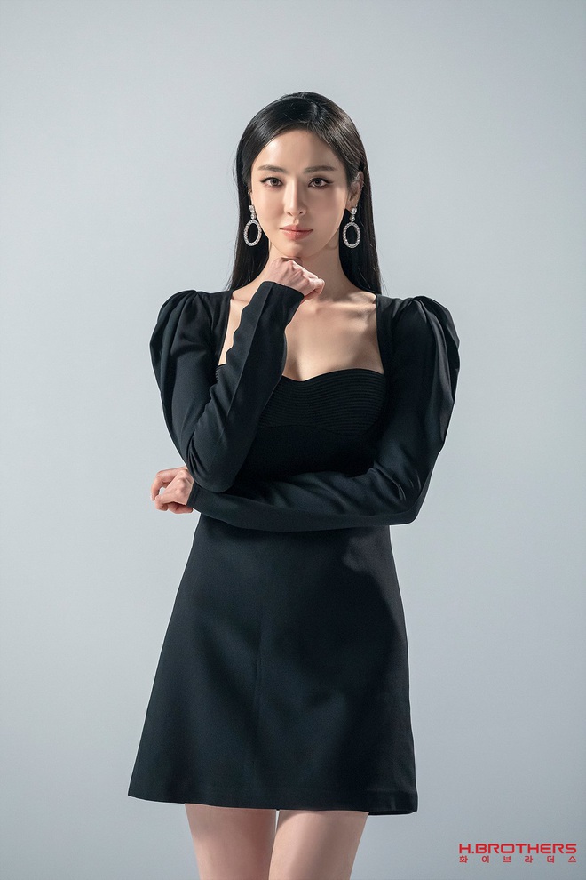Cùng 1 chiếc váy, Jisoo khéo sửa để che chắn vòng 1 nhưng lại thua Lee Da Hee vì đôi chân cực phẩm không cần photoshop - Ảnh 1.