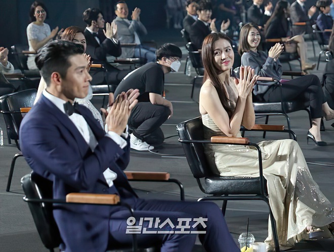 Ngoài ánh nhìn tình tứ, Son Ye Jin và Hyun Bin còn bị netizen khui chuyện cố ý mặc đồ hợp đôi với nhau tại Baeksang 2020? - Ảnh 4.