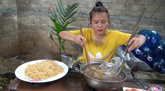 Bị mấy vị kh&aacute;ch kh&ocirc;ng mời gh&eacute; thăm, con g&aacute;i nu&ocirc;i của b&agrave; T&acirc;n lại tiếp tục bị soi l&agrave;m đồ ăn mất vệ sinh - Ảnh 1.
