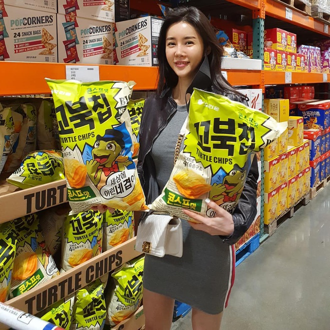 Nhiều n&agrave;ng thường gặp phải chứng ph&ugrave; nề nhưng kh&ocirc;ng biết nguy&ecirc;n nh&acirc;n l&agrave; do đ&acirc;u? C&oacute; 5 loại thực phẩm sẽ gi&uacute;p bạn cải thiện t&igrave;nh trạng n&agrave;y - Ảnh 1.