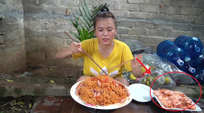Bị mấy vị kh&aacute;ch kh&ocirc;ng mời gh&eacute; thăm, con g&aacute;i nu&ocirc;i của b&agrave; T&acirc;n lại tiếp tục bị soi l&agrave;m đồ ăn mất vệ sinh - Ảnh 3.