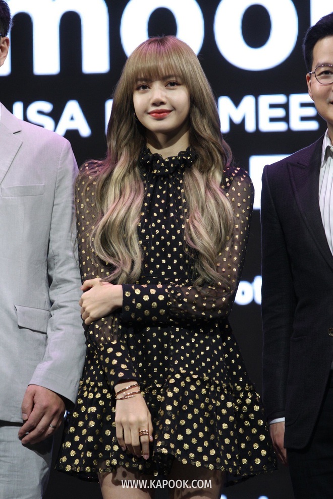 Bức ảnh đang g&acirc;y b&atilde;o MXH: Lisa (BLACKPINK) diện v&aacute;y cưới chặt ch&eacute;m, lộng lẫy xuất thần, nhưng c&oacute; g&igrave; đ&oacute; sai sai? - Ảnh 5.