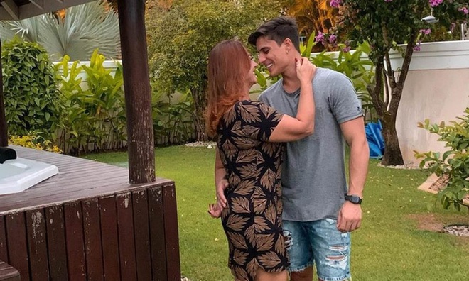 Mẹ cầu thủ đắt gi&aacute; nhất thế giới v&agrave; t&igrave;nh trẻ k&eacute;m 29 tuổi bị cảnh s&aacute;t hỏi thăm sau vụ tai nạn đứt tay phải kh&acirc;u 12 mũi - Ảnh 1.