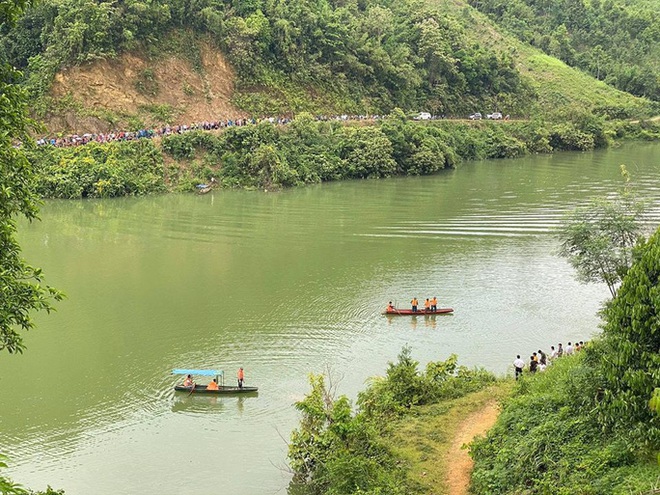 Lật thuyền chở 7 người tới thác chơi, 3 người mất tích - Ảnh 1.