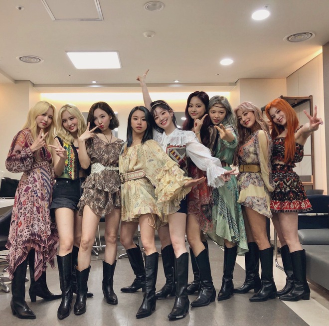 D&agrave;n mỹ nh&acirc;n Twice c&acirc;n hết mọi trang phục b&igrave;nh d&acirc;n kh&oacute; cảm, h&oacute;a ra c&ocirc;ng lao l&agrave; nhờ stylist đ&atilde; biến tấu qu&aacute; t&agrave;i t&igrave;nh - Ảnh 1.