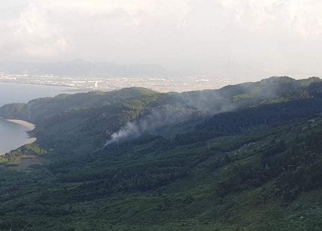 2 điểm cháy rừng bất thường trên đèo Hải Vân, nơi phạm nhân giết người vượt ngục đang lẩn trốn - Ảnh 1.