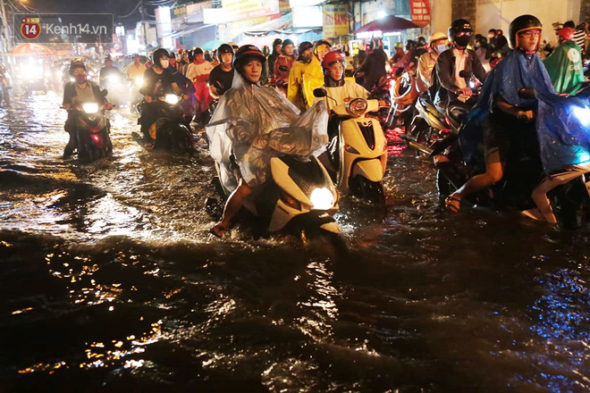 Đường phố lại thành sông sau mưa lớn, người Sài Gòn bì bõm đẩy xe lội bộ về nhà trong đêm - Ảnh 1.