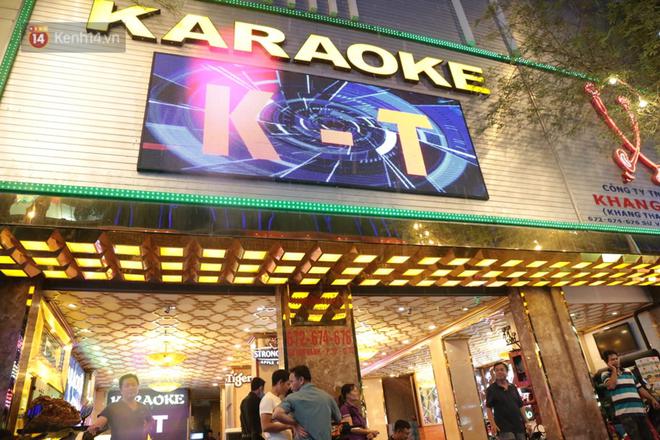 Sau lệnh của Thủ tướng nhiều qu&aacute;n karaoke ở H&agrave; Nội v&agrave; S&agrave;i G&ograve;n nhộn nhịp mở cửa trở lại, nhiều qu&aacute;n vẫn đ&oacute;ng cửa im l&igrave;m - Ảnh 9.