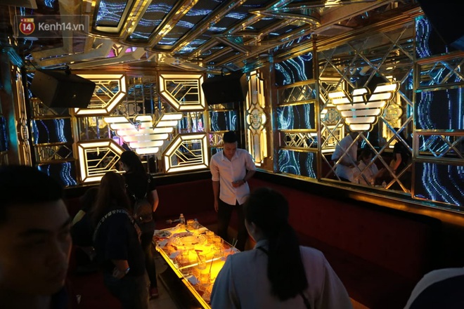 Sau lệnh của Thủ tướng nhiều qu&aacute;n karaoke ở H&agrave; Nội v&agrave; S&agrave;i G&ograve;n nhộn nhịp mở cửa trở lại, nhiều qu&aacute;n vẫn đ&oacute;ng cửa im l&igrave;m - Ảnh 8.