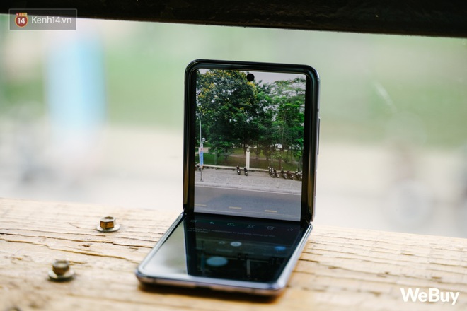 Chuyện n&agrave;ng Low-tech d&ugrave;ng đồ Hi-tech: Khi điện thoại biến th&agrave;nh trang sức, m&agrave;n h&igrave;nh gập tưởng &ldquo;ph&ugrave; phiếm&rdquo; h&oacute;a ra hữu dụng bất ngờ - Ảnh 5.
