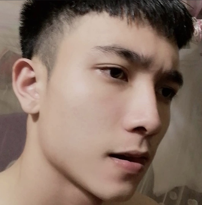 Nam sinh 2002 sở hữu body săn chắc 6 múi góc nghiêng thần thánh đẹp
