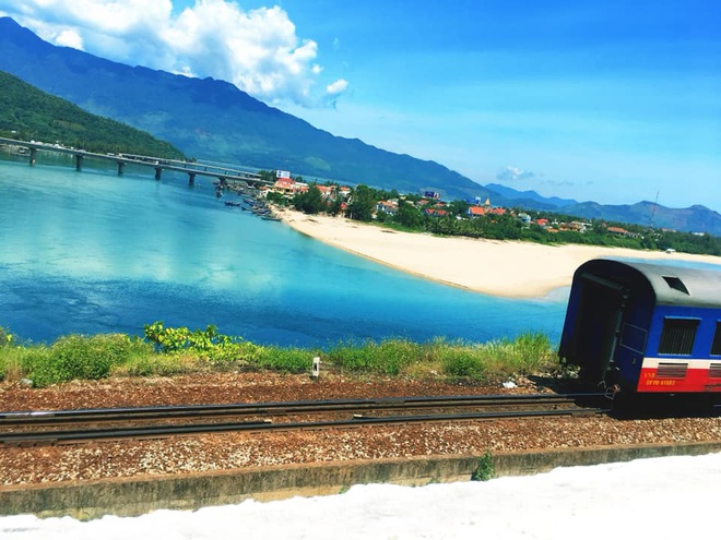 Nếu bạn yêu thích chuyến du lịch trên đường sắt, thì hãy không bỏ qua ảnh về đường tàu đẹp Việt Nam. Từ những khung cảnh đồng quê thanh bình đến những cảnh quan đô thị sầm uất, hình ảnh này sẽ đưa bạn đến những nơi thú vị của Việt Nam.