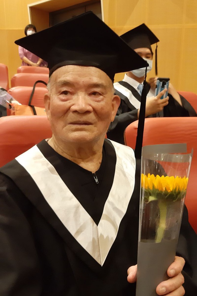 Cụ ông 80 tuổi học cấp 2, 91 tuổi nhận bằng đại học: Thà muộn còn hơn không! - Ảnh 1.