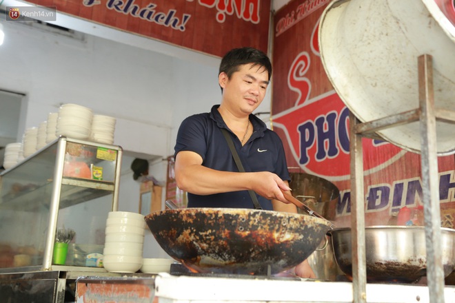 Nỗi vất vả của những người Hà Nội phải làm việc hàng tiếng bên bếp lửa, dưới nắng nóng hơn 40 độ C: Nấu ăn, nướng thịt mùa này chẳng khác nào cực hình - Ảnh 2.