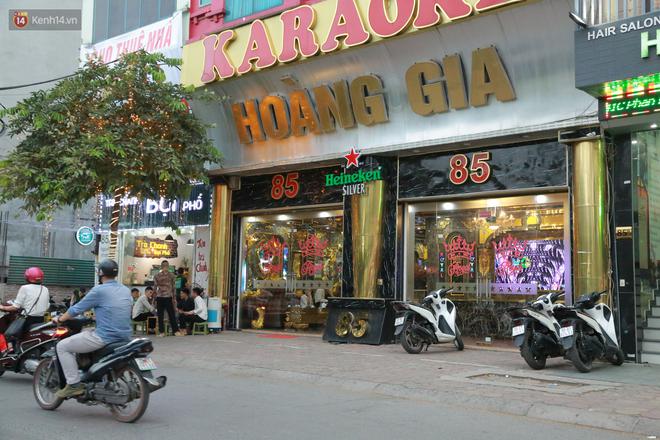 Sau lệnh của Thủ tướng nhiều qu&aacute;n karaoke ở H&agrave; Nội v&agrave; S&agrave;i G&ograve;n nhộn nhịp mở cửa trở lại, nhiều qu&aacute;n vẫn đ&oacute;ng cửa im l&igrave;m - Ảnh 2.