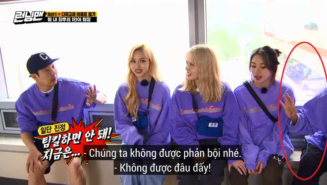 Song Ji Hyo lại bị Running Man đối xử bất c&ocirc;ng, cho l&ecirc;n s&oacute;ng mỗi... c&aacute;i tay &aacute;o? - Ảnh 6.