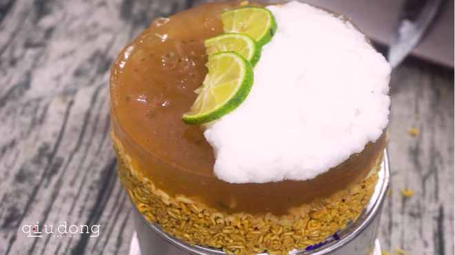 Khi bạn hết tiền nhưng vẫn muốn có bánh sinh nhật: Chỉ cần bỏ ra 10k như YouTuber này là có ngay món “Hảo Hảo Tôm Chua Cake” - Ảnh 17.