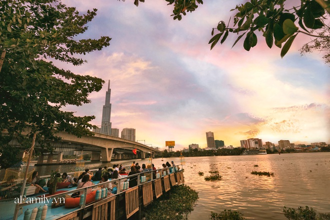 Siêu hot quán cà phê nổi trên sông Sài Gòn, view đón hoàng hôn hay ngắm cảnh đêm đáng giá “bạc triệu” nhưng chi phí thực chất lại hợp lý đến bất ngờ - Ảnh 1.