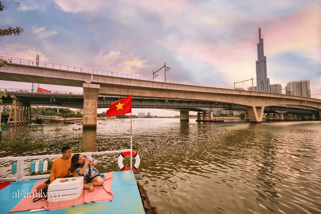 Siêu hot quán cà phê nổi trên sông Sài Gòn, view đón hoàng hôn hay ngắm cảnh đêm đáng giá “bạc triệu” nhưng chi phí thực chất lại hợp lý đến bất ngờ - Ảnh 8.